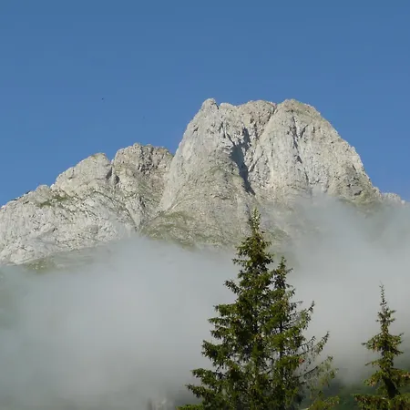 Apartment In Near Lift *